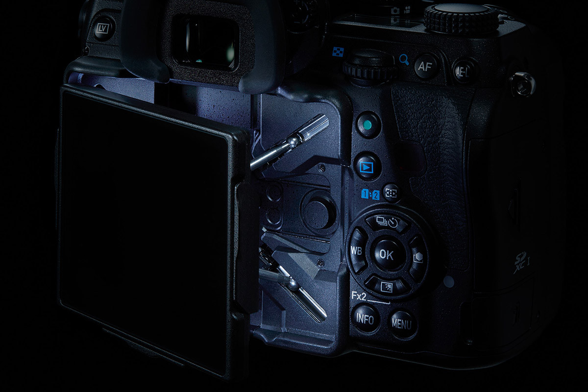 Pentax K-1 LED-ljus bakom skärmen lyser upp i mörkret