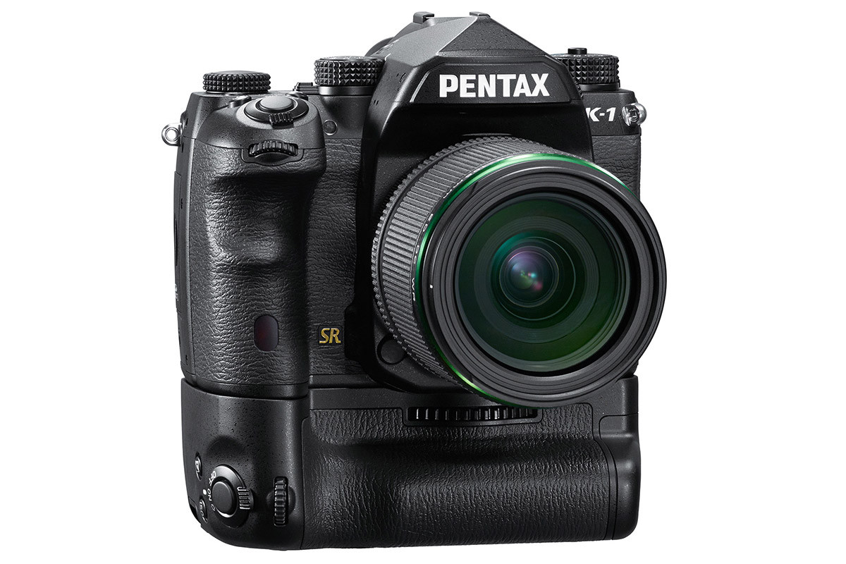 Pentax K-1 ny kamera med 36 megapixel bildsensor i fullformat här visad med batterigrepp
