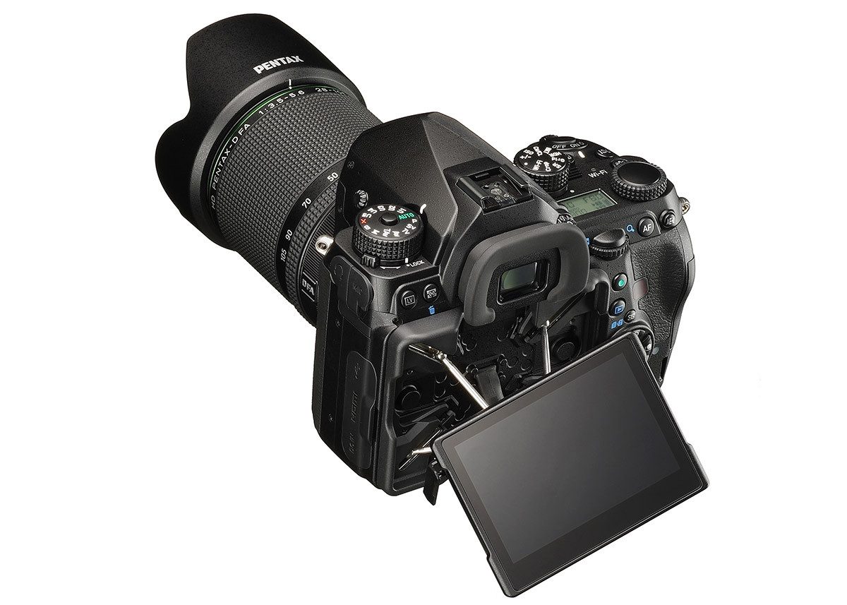 Pentax K-1 med vridbar Cross-Tilt skärm