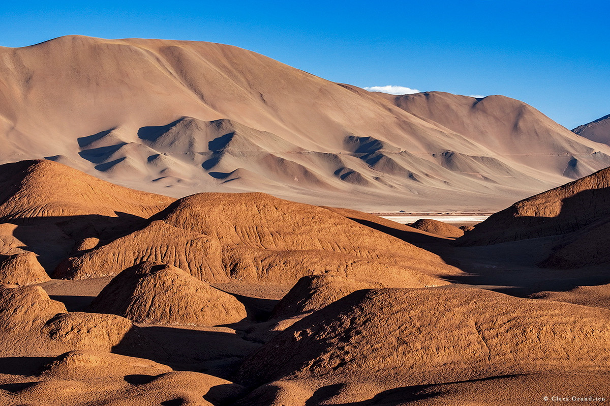 Kullar av stelnad jord, på fackspråk kallas de yardangs. Claes Grundsten landskapsfotograf blogg om Argentina.