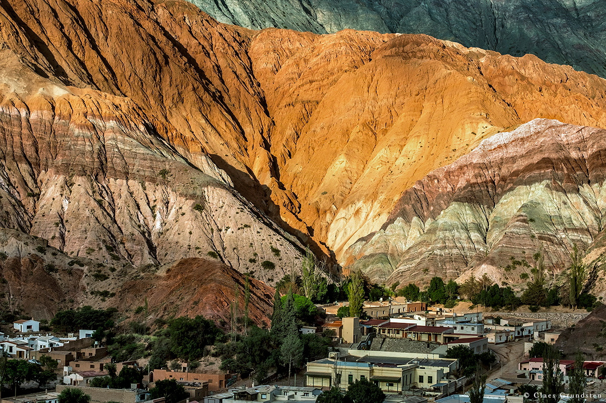 Claes Grundsten naturfotoblogg från resa till Argentina. Bild av berget Cerro de Siete Colores berget Cerro de Siete Colores som är randigt av bruna och gredelina mineraler