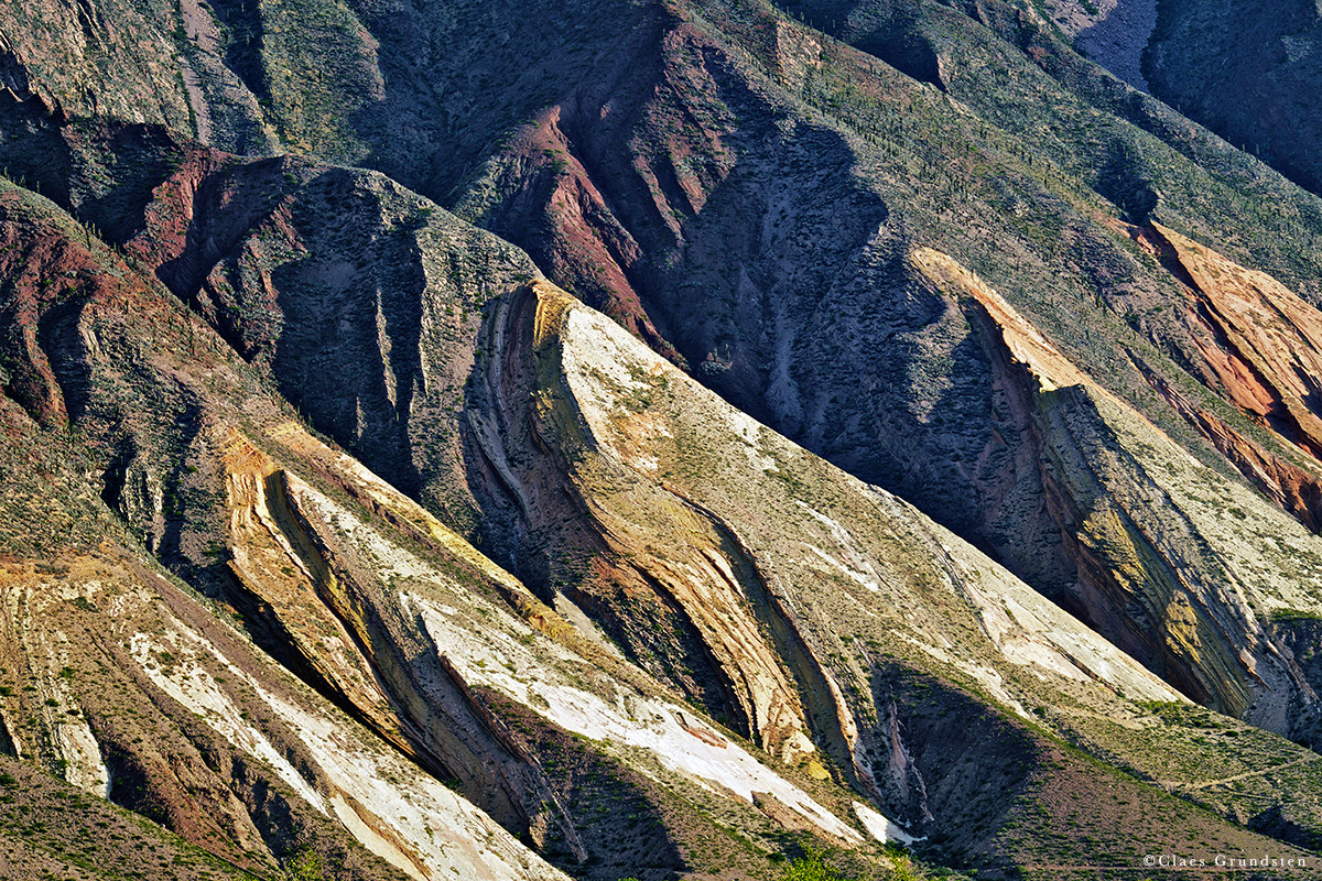 Nära byn Tilcara i Quebrada de Humahuaca kan man fotografera dessa åskådliga bergveck. Fotograferad med Fujifilm X-T1 och telezoomen Fujinon XF 55-200 mm R LM OIS.