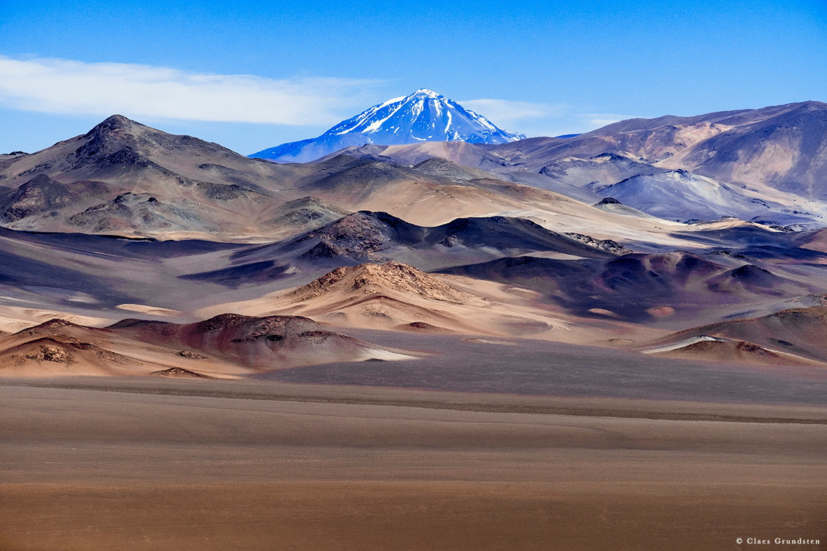 Världens näst högsta men vilande vulkan Llullaillaco. Gränsen mot Chile går strax bakom. Foto Claes Grundsten. Blogg på www.objektivtest.se